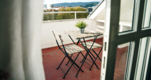 Modern and lively steel furniture can look is this 3-piece bistro set that is fit for both garden and a small balcony. High quality photo